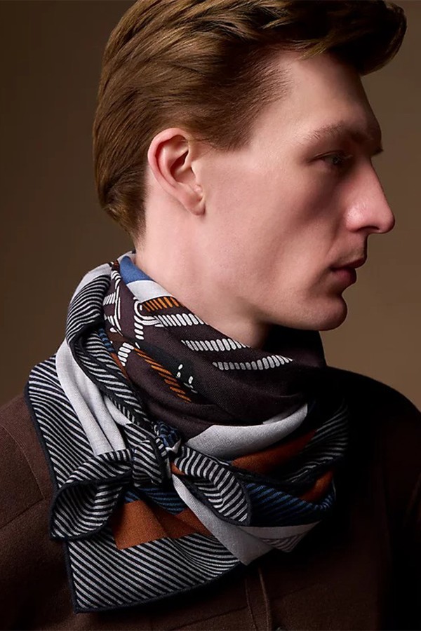 Cheval A La Couverture Spirale Scarf 100