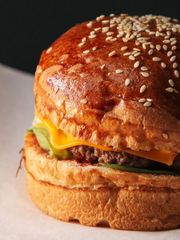 A Nutritionist’s Guide To Ordering Burgers